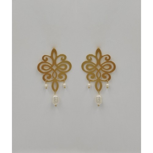 Earrings hanging gold with pearls